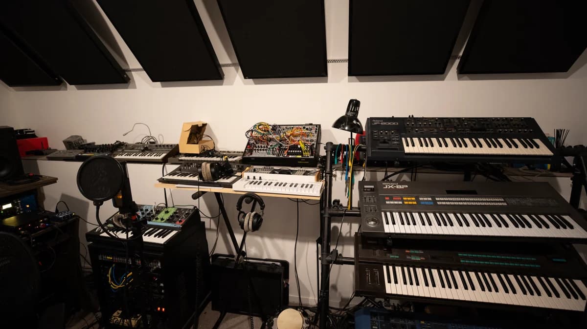 Le studio RapidMusic — parc de synthétiseurs et machines